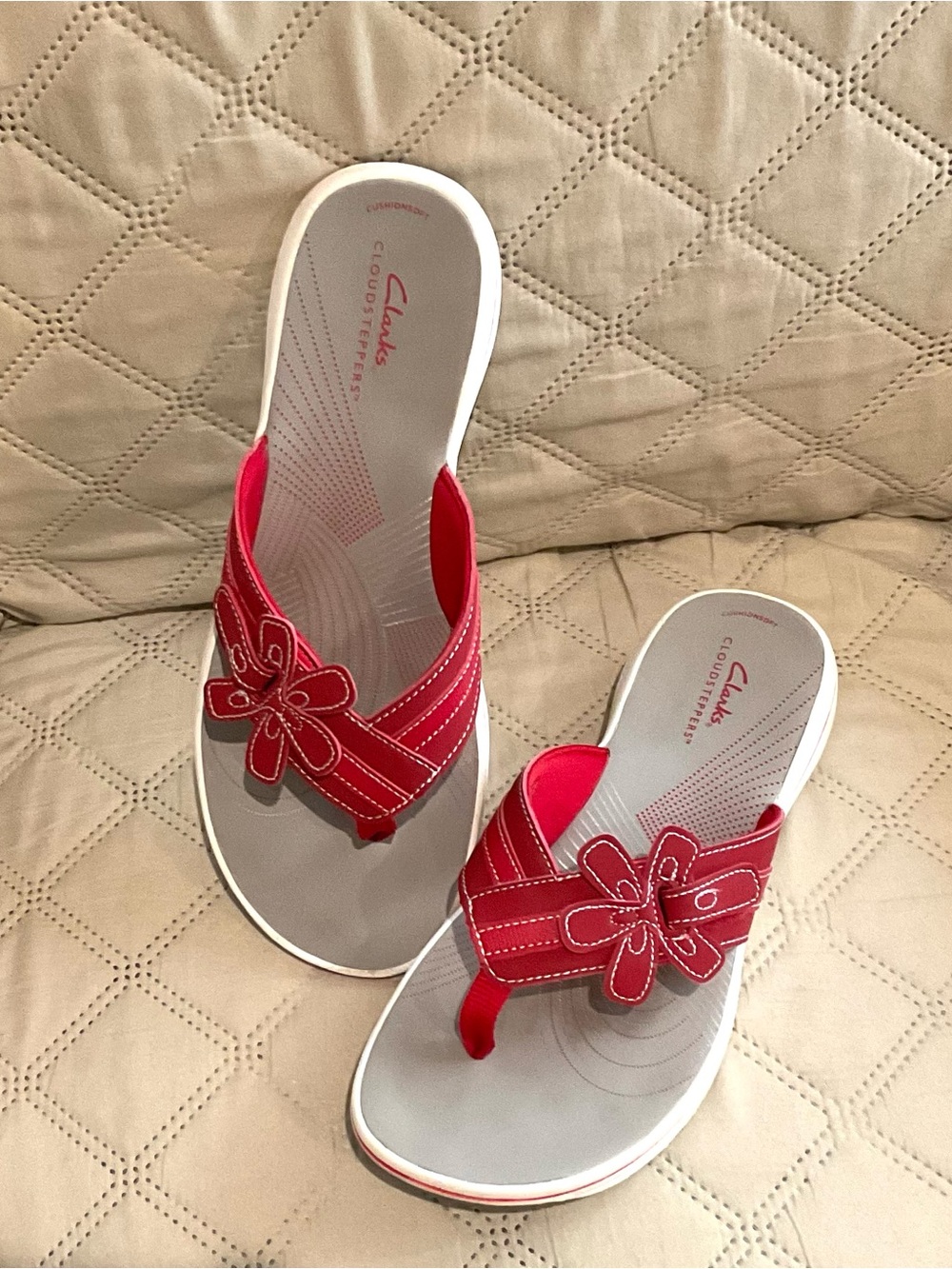 Clarks Women’s Red Floral-Embellished Cloudsteppers Sandals sz 9